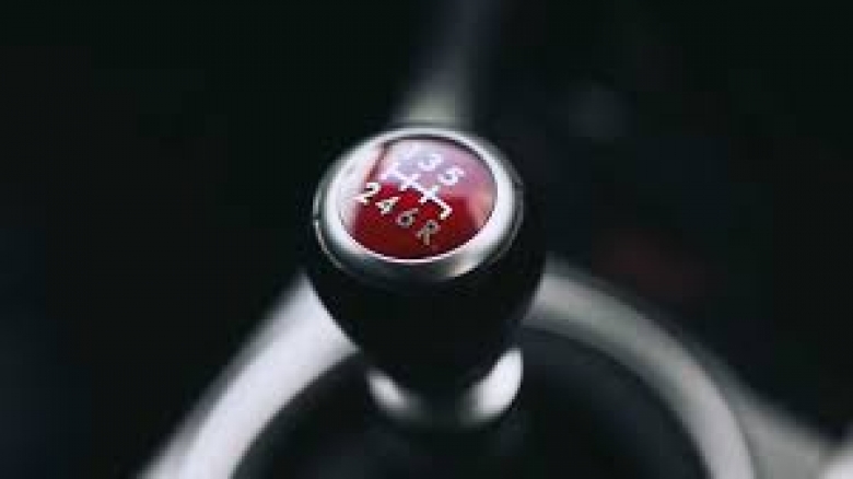 آیا در اتومبیل ها با گیربکس های دستی, تعویض دنده بدون ترتیب باعث آسیب به خودرو می شود؟